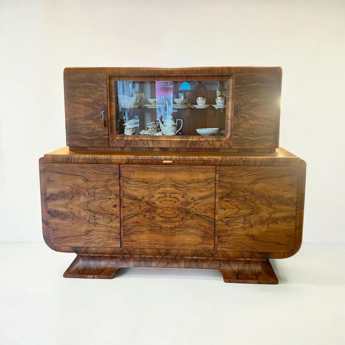 Monumentales Art Deco Sideboard mit Vitrinenaufsatz & Marmorplatte, dokumentiert 1932 – Nussbaum Wurzelholz Credenza / Buffet / Cabinet