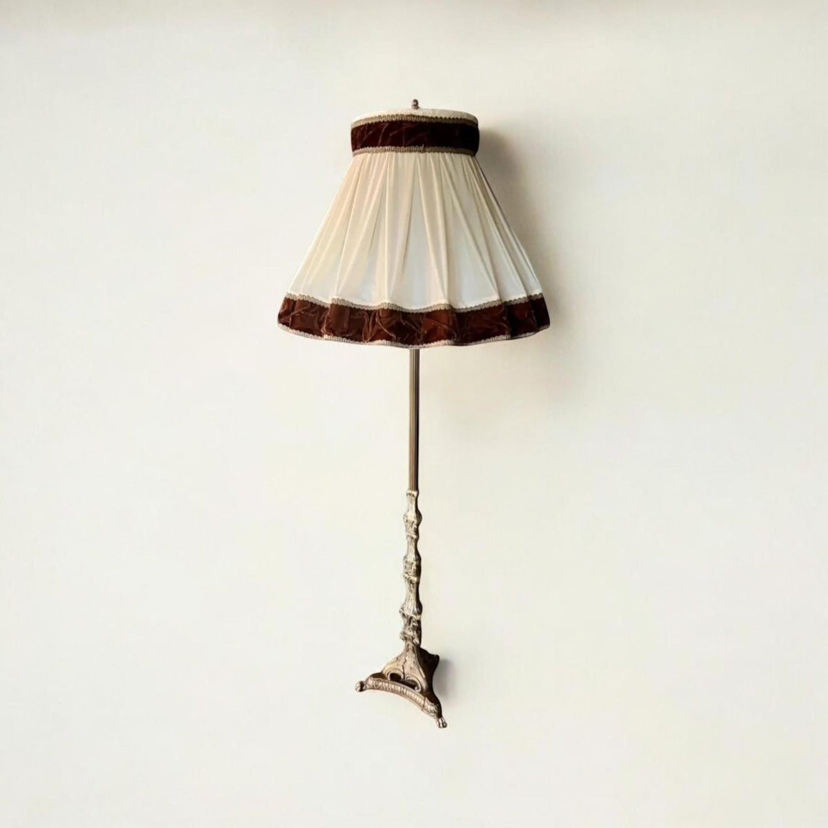 Massive Mid Century Messing Stehlampe mit Löwenfüßen. Sehr solide und aufwändig gearbeiteter Lampenschirm mit Samtborten.