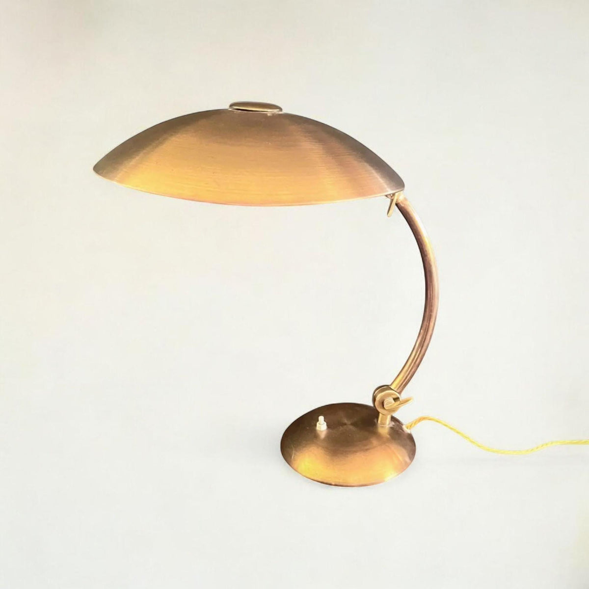 E. Hillebrand Bauhaus-Schreibtischleuchte Modell 7164, ca. 1930er Jahre. Designklassiker unter den Schreibtisch- und Architektenleuchten.