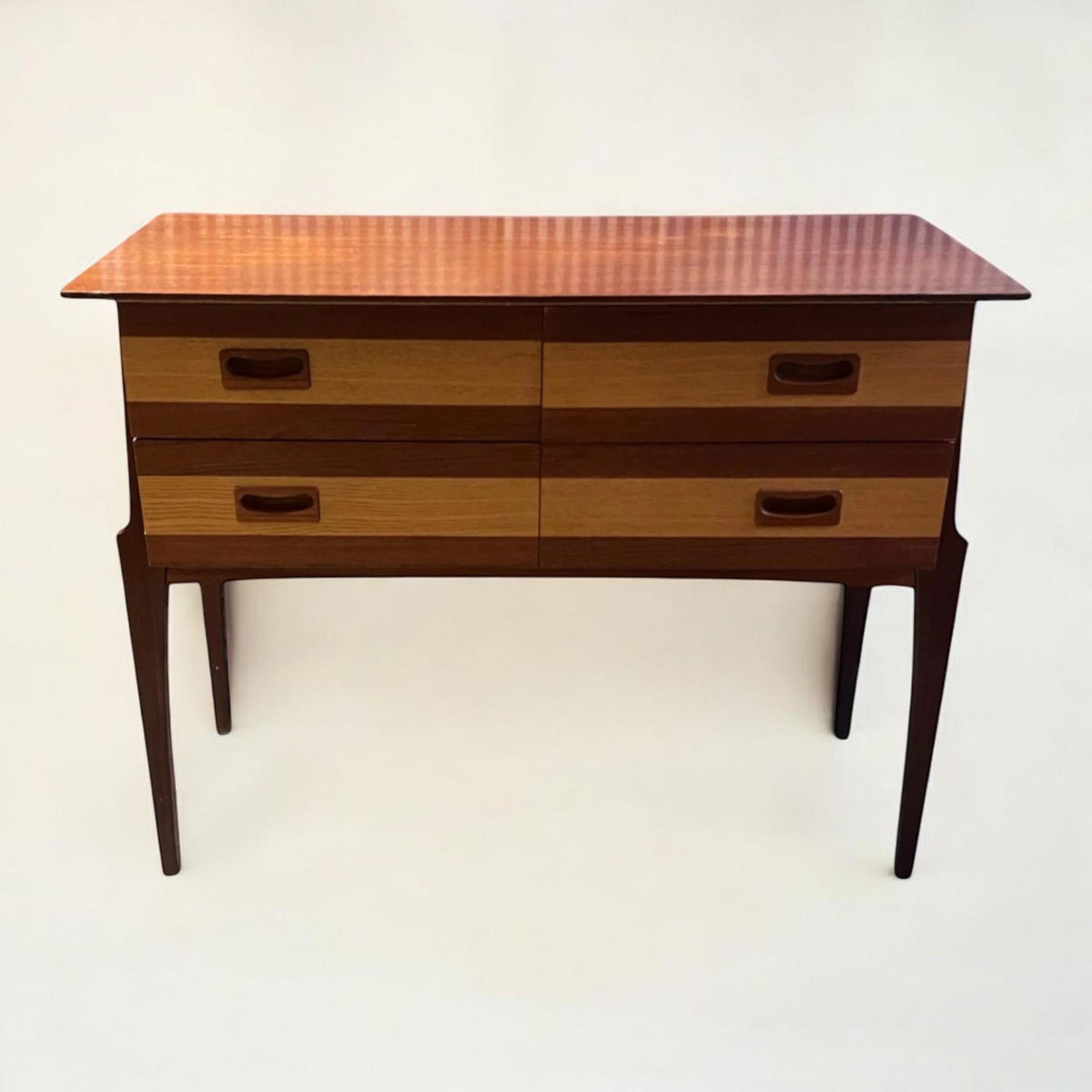 Deutsche Mid Century Kommode von Heinrich Vogt Wiedenbrück ca. 1960er Jahre, Modell M 223. Zweifarbig furniert mit vier Schubladen.