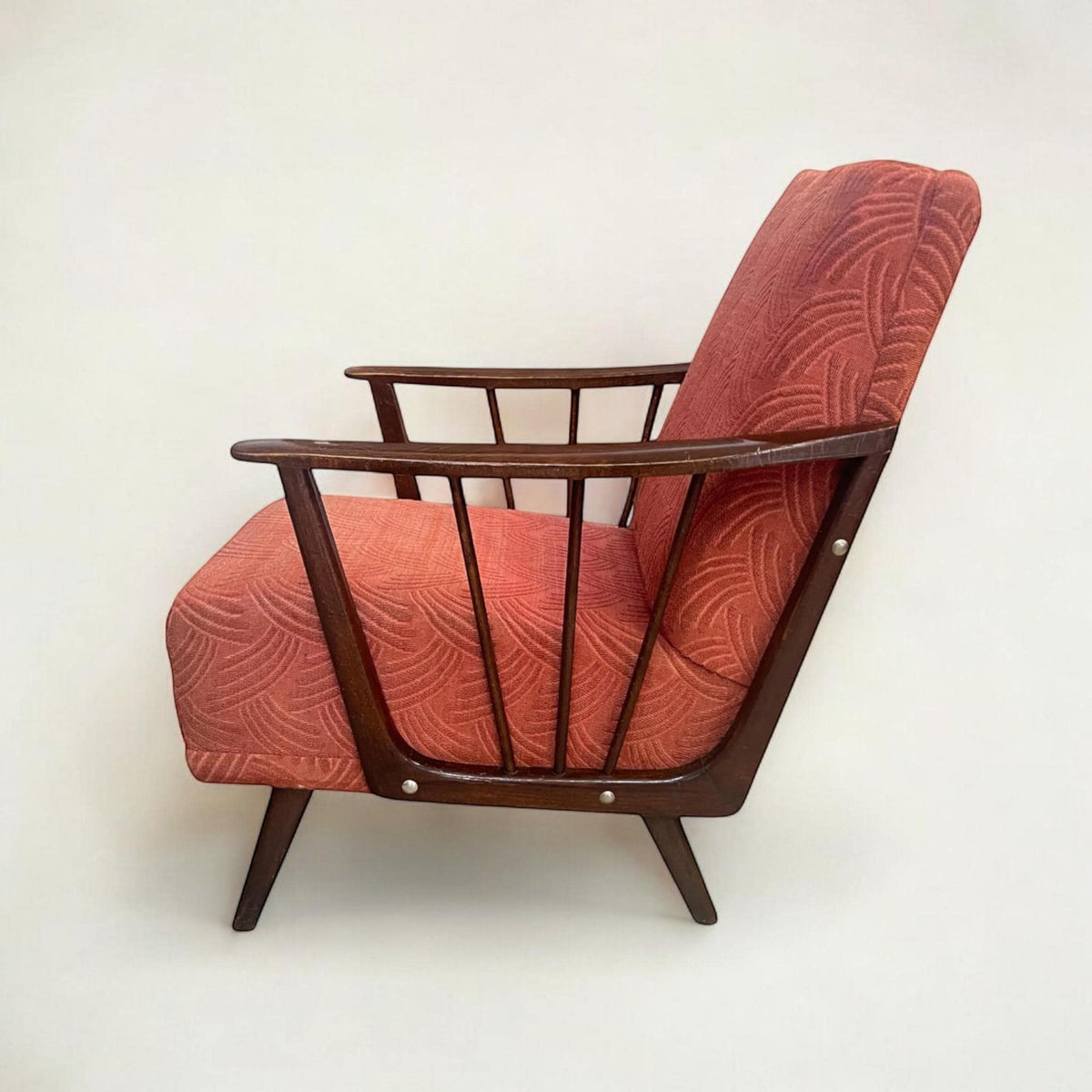 Vintage Cocktail-/Lounge-Sessel mit Nussholzarmlehnen und originalem Bezug aus rotem Stoff. Ein Klassiker aus den 1950er / 60er Jahren.