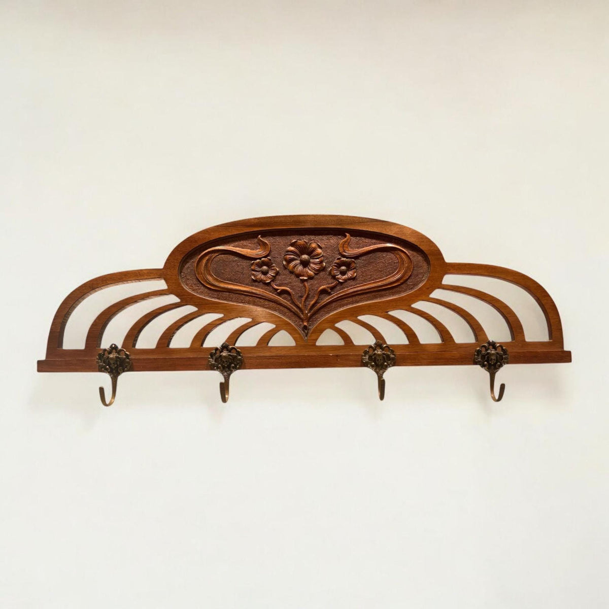 Jugendstil Garderobe mit 4 plastischen Messinghaken, floraler Schnitzerei und aufwändiger Ziselierung sowie vergoldeten Akzenten.