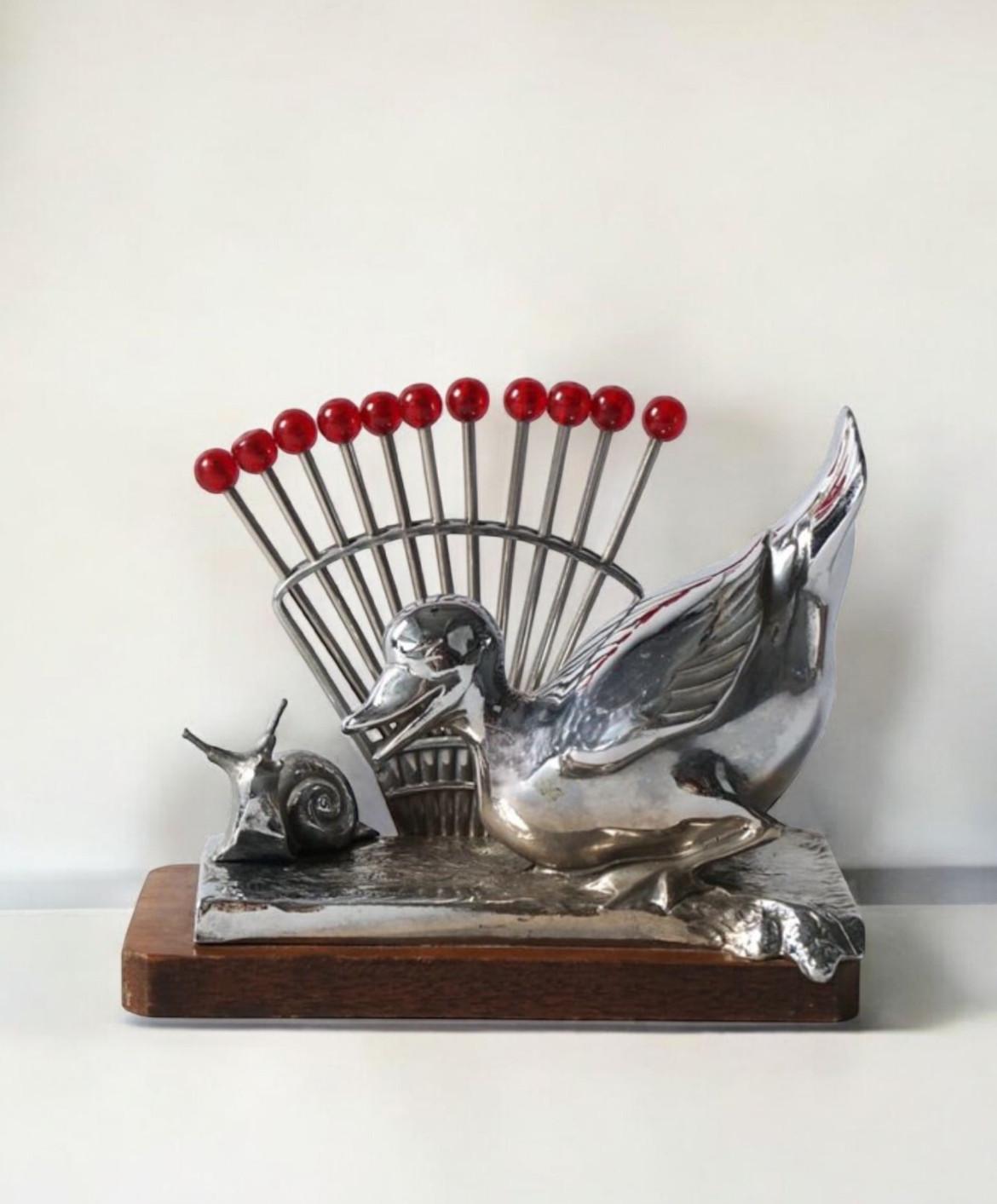 Original Benjamin Rabier Art Déco Chrome auf Holzplatte Cocktail / Bowle Piekser Set aus den 1930er Jahren.