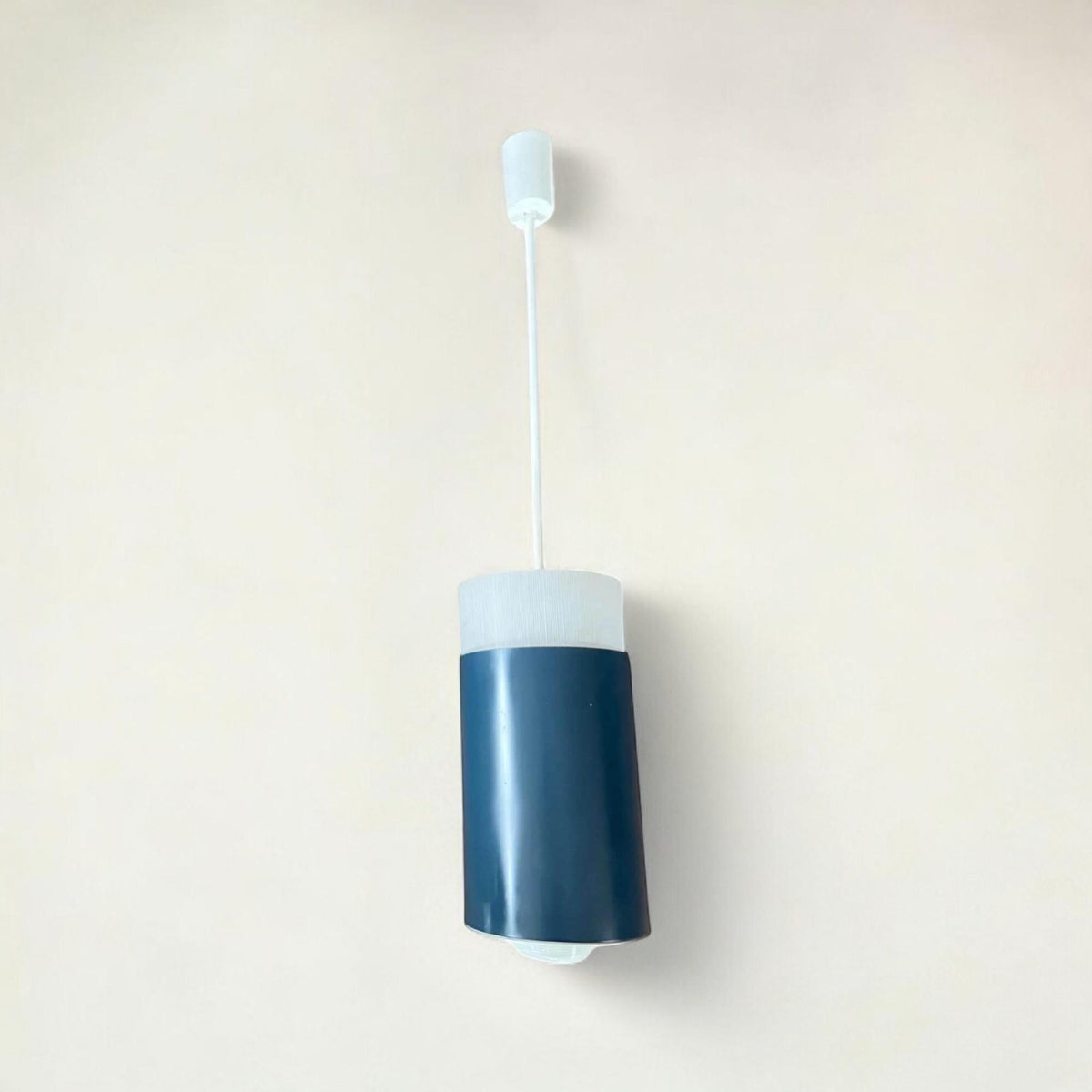 Mid Century Modern blaue Up-Down-Pendelleuchten im skandinavischen Design. In den 60ern hochwertig aus Metall und Opalglas hergestellt.