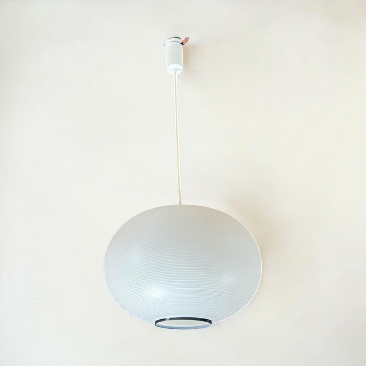 Mid Century Modern bzw. Space Age Pendelleuchte mit großer weiß/schwarzer Opalglaskugel vergleichbar mit Doria oder Peill & Putzler.