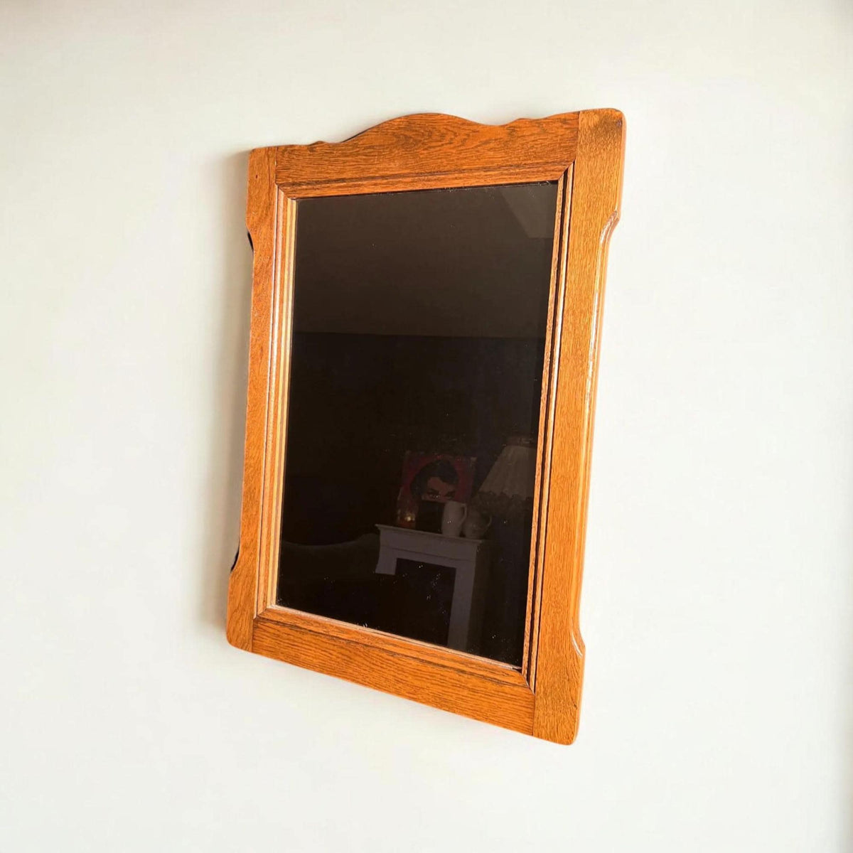 Original Mid Century Wandspiegel mit einem rustikalen Massivholzrahmen. Mittelgroßer 1960er Jahre Spiegel.
