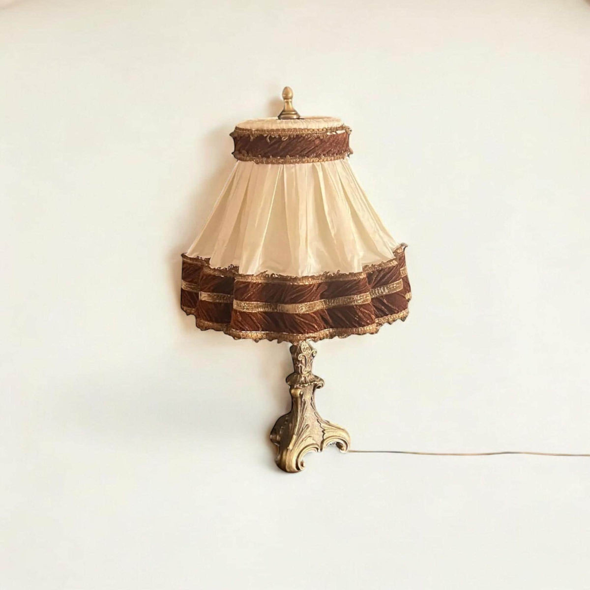Massive Mid Century Messing Tischlampe. Sehr solider Fuß und aufwändig gearbeiteter Lampenschirm mit Samtborten.