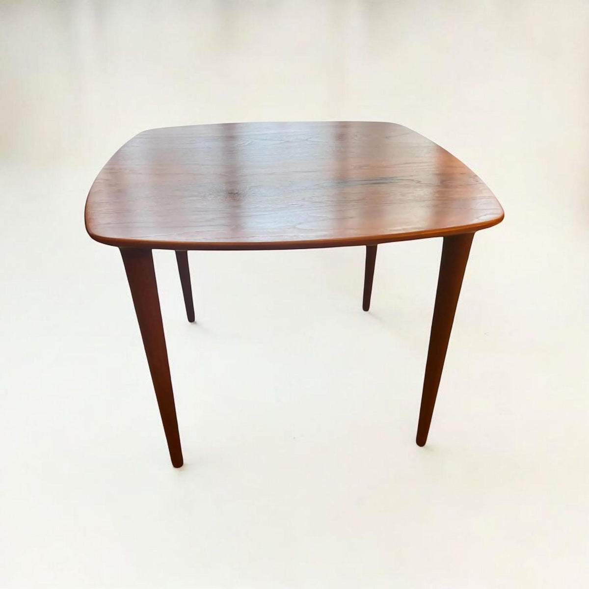 Scandinavian Modern Design Beistelltisch, 60er Jahre von Rolf Rastad und ADOLF RELLING für Gustav Bahus mit Schweizer Kante in Teakvollholz