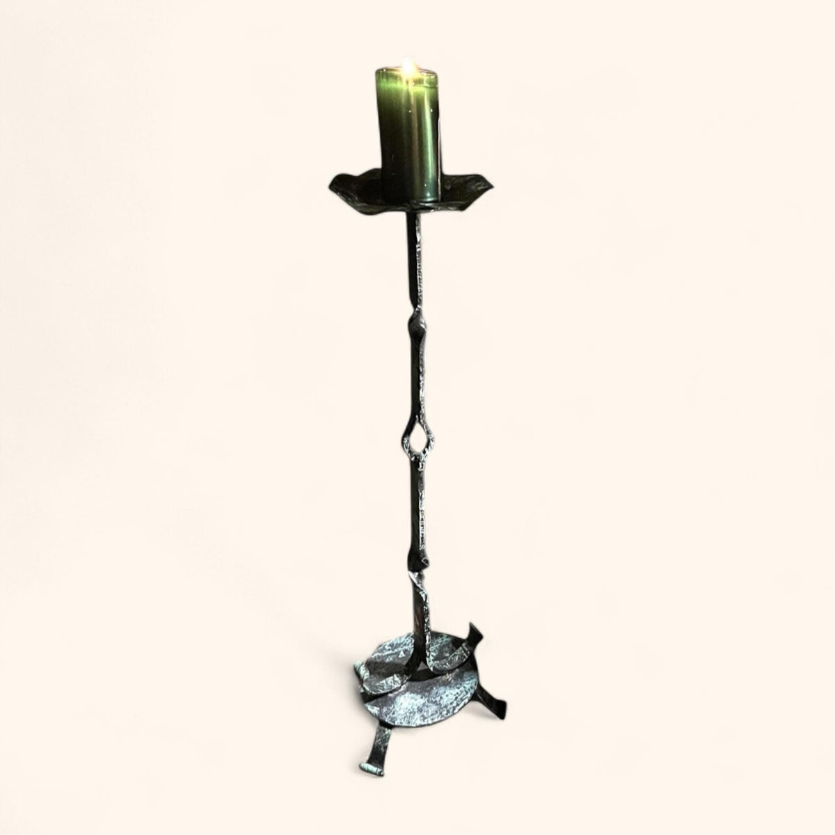 Massiver Stand-Kerzenleuchter aus Gusseisen mit Patina, Mid Century 1960er Jahre