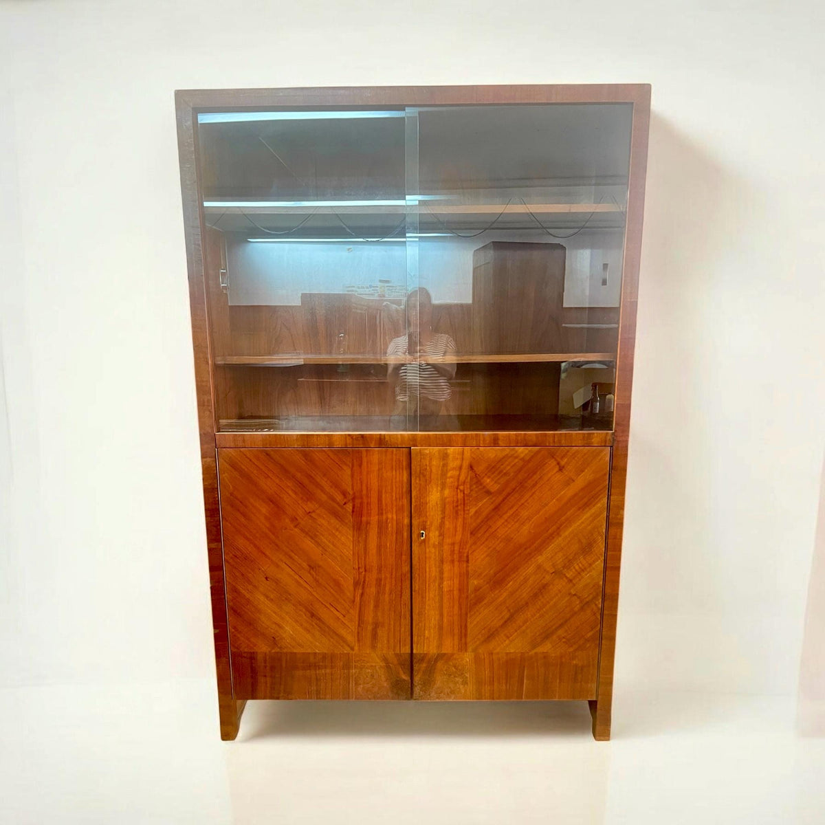 Art Deco Vitrine/Bücherschrank - hergestellt in Deutschland in den 30er Jahren, elegante Aufbewahrung für Ihre besten Bücher
