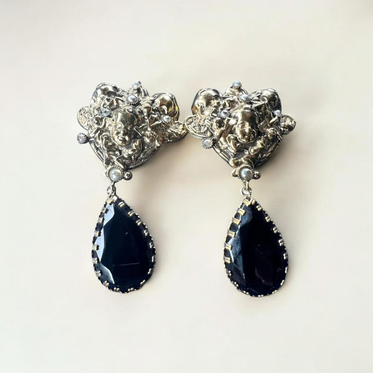 Fiorini Oreste Rarität! Engel-Ohrringe im Barockstil aus den 1990er Jahren. Sehr hochwertig verarbeitet, Ohrclips Engel mit Onyx