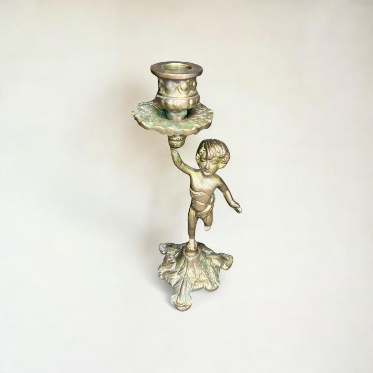 Antiker Kerzenhalter aus Bronze Junge/Cherub/ Engel mit Patina, Jugendstil Kerzenständer ca. 1920