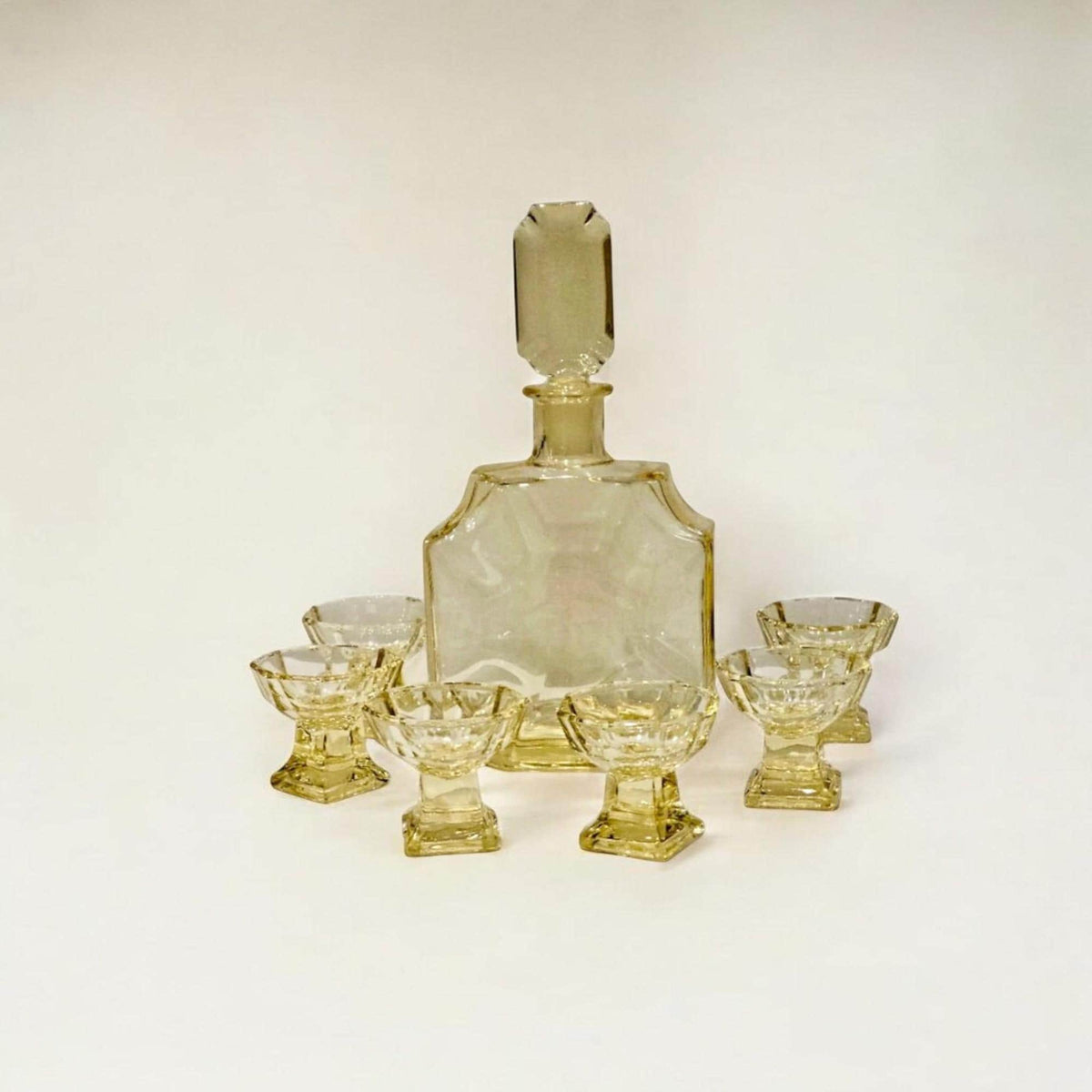 Art Deco Dekanter Set von Moser/Böhmen bestehend aus einem Dekantier und 6 Likörgläsern aus gelbem Glas 1920er Jahre Tschechien