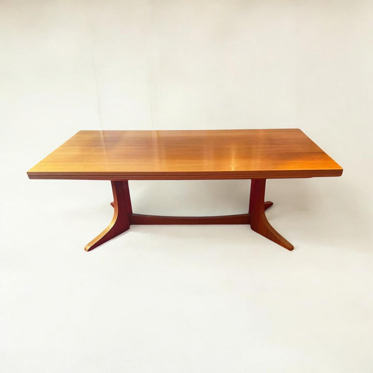 Vintage ausziehbarer und höhenverstellbarer Couchtisch aus Holzfurnier und Massivholzfüßen, Deutschland 1960er /70er Jahre.