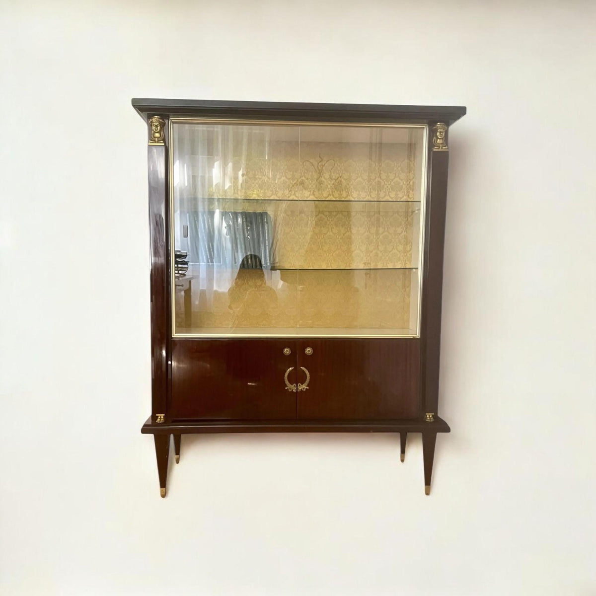 Elegante Empire Vitrine aus Mahagoni & Messing | Neoklassizistische Sammlervitrine | Vintage Vitrinenschrank im Hollywood Regency Stil