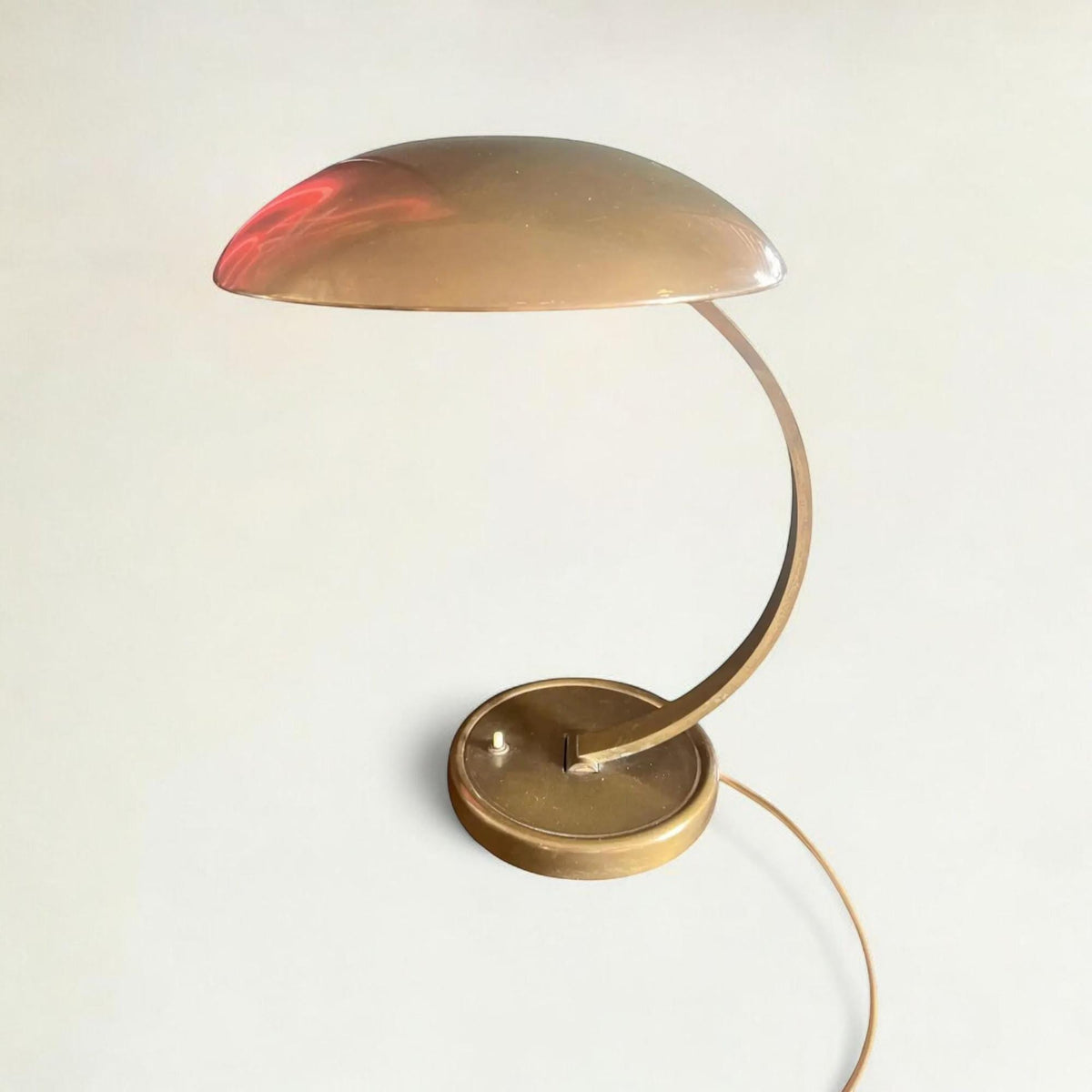 Kaiser Leuchten-Christian Dell-Modell 6751-Bauhaus-Schreibtischleuchte aus Messing, ca. 30er Jahre. Der Klassiker unter den Bauhausleuchten.