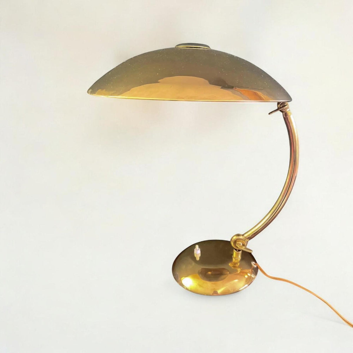 E. Hillebrand Bauhaus-Schreibtischleuchte Modell 7164, ca. 1930er Jahre. Hochglanz poliertes Messing.