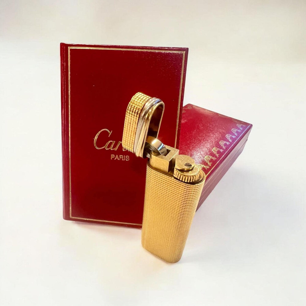 Original Vintage Cartier Lighter/Feuerzeug vergoldet mit Trinity-Reif hergestellt 1983 Jahre mit Zertifikat, original Box und Reiseetui.