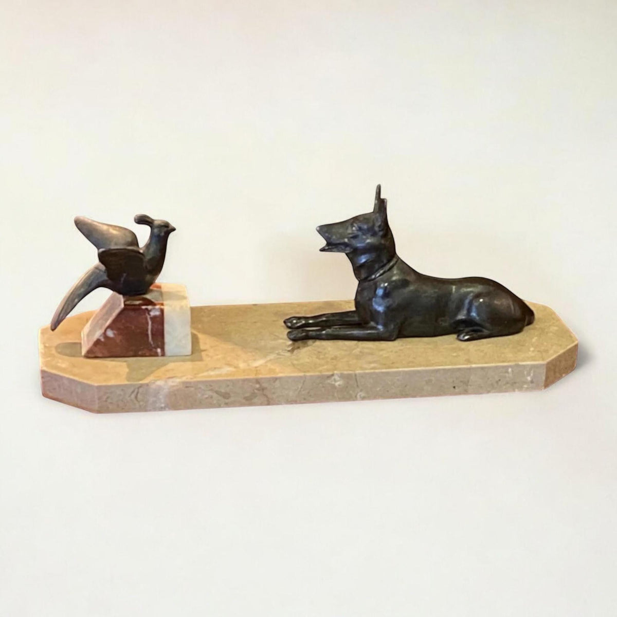Art Déco Bronzeskulpturen Schäferhund und Vogel auf Marmorplatte. Hergestellt in Frankreich um 1920.