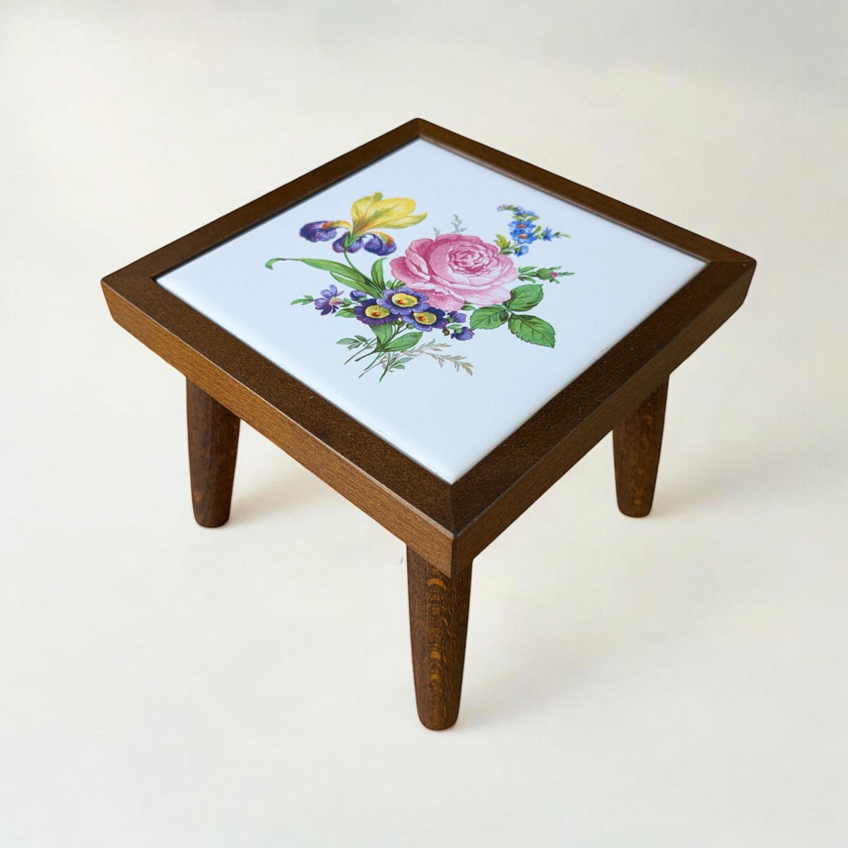 Seltener Vintage Mini-Blumentisch mit dekorierter Fliese – 60er Jahre Retro-Tisch in 3 Designs