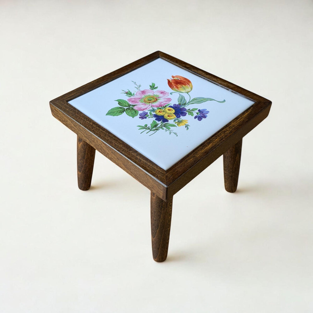 Seltener Vintage Mini-Blumentisch mit dekorierter Fliese – 60er Jahre Retro-Tisch in 3 Designs