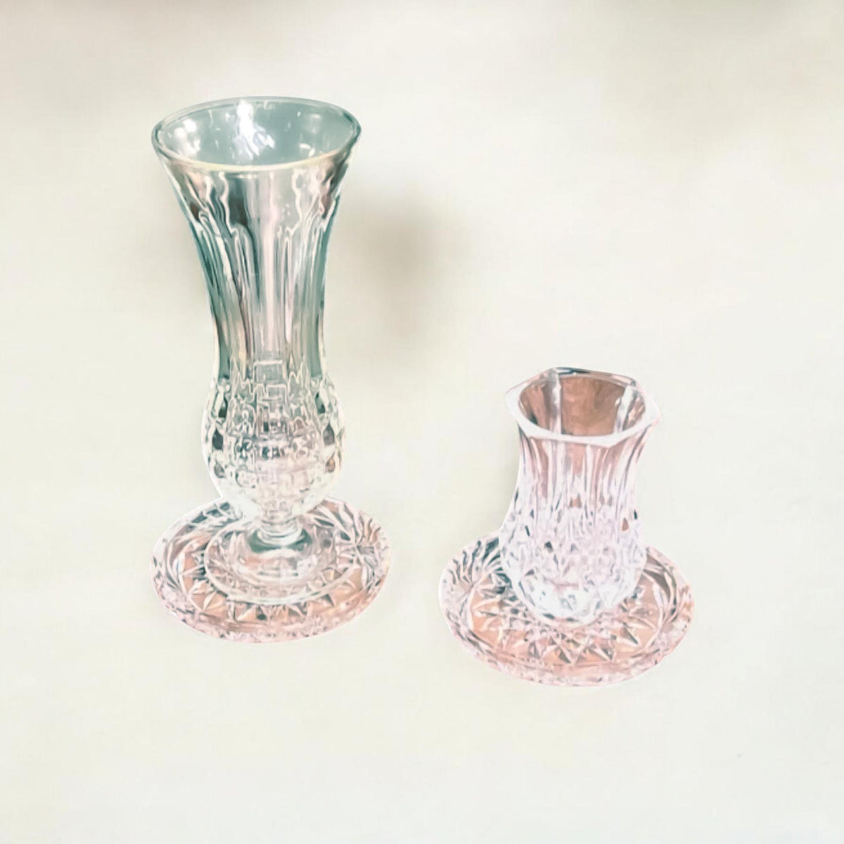 Schöne kleine Pressglas "Vasen" mit passenden Untersetzern aus den 1960er Jahren. Aufgrund der Form perfekt als Chai-Tee Set geeignet.