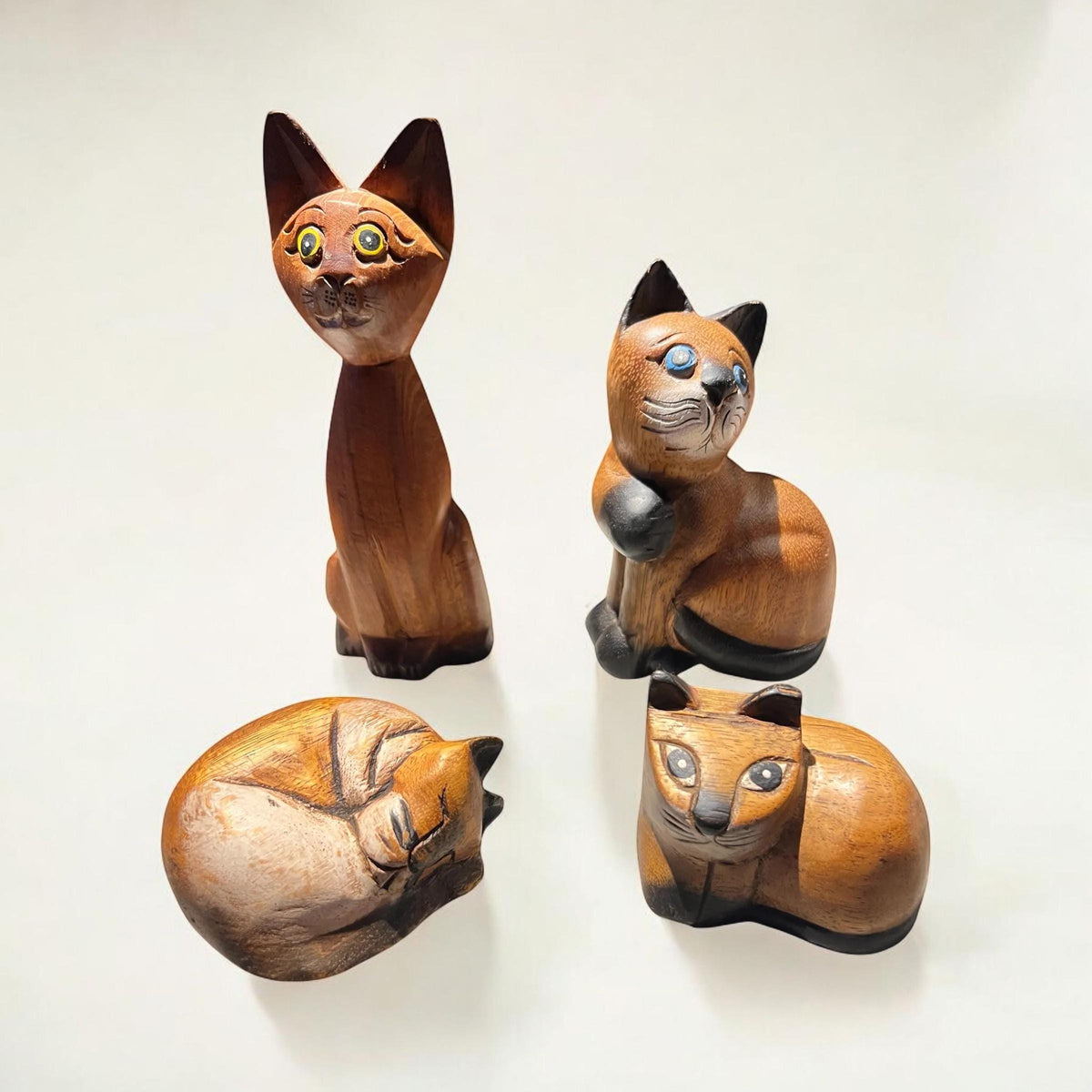 Mid Century Holz-Katzen, handgeschnitzt und bemalt in den 1960er Jahren Deutschland, einzeln oder im Set