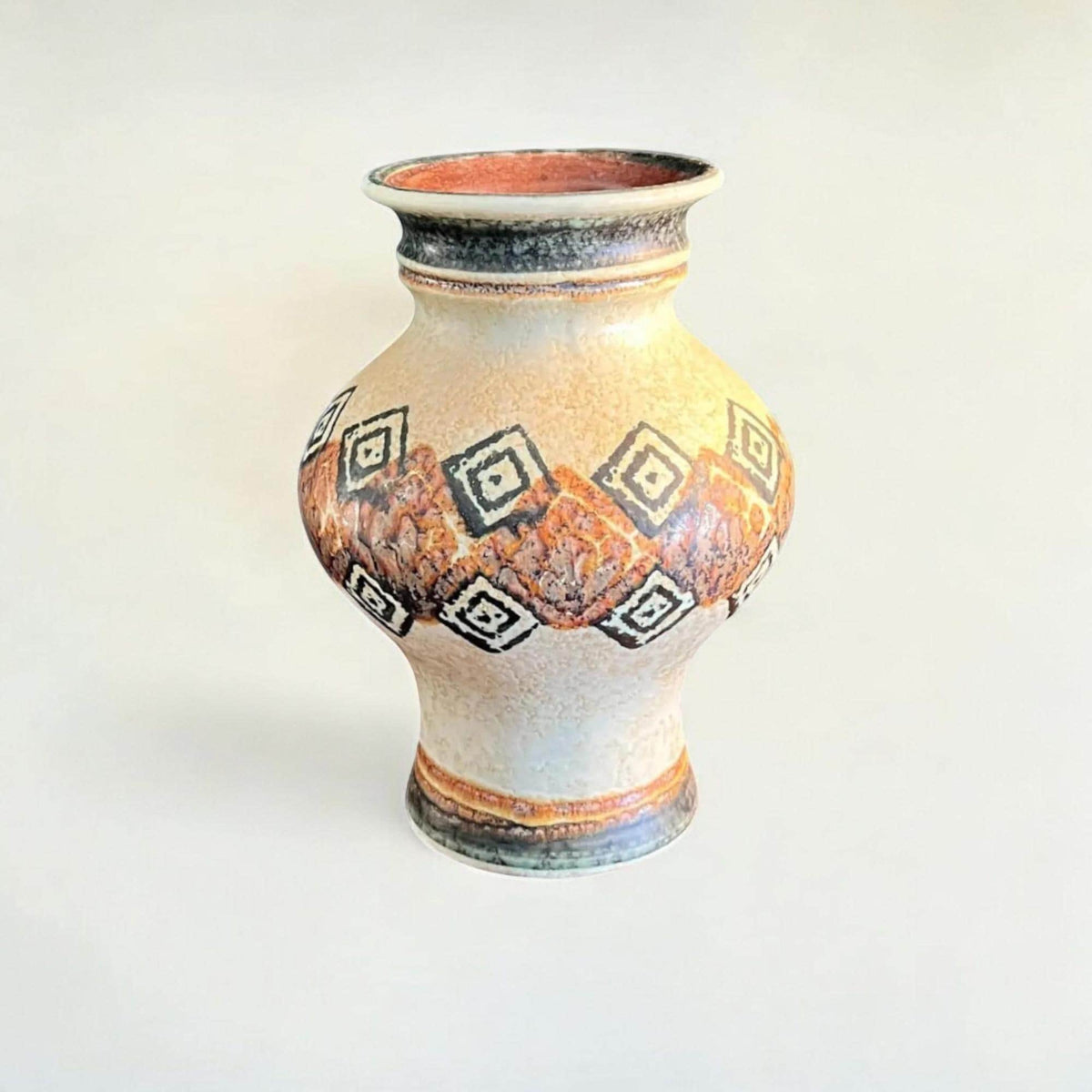 Schöne Mid Century Vase von BAY mit der Designnummer 534/25. Eine perfekte Ergänzung Ihrer 50er-60er Jahre Vasensammlung