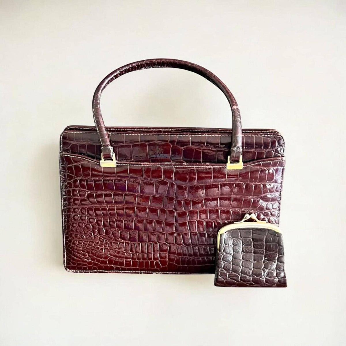 Vintage Handtasche aus geprägtem Leder in Kroko-Optik mit passender Geldbörse 1960er Jahre, Mid Century Lederhandtasche