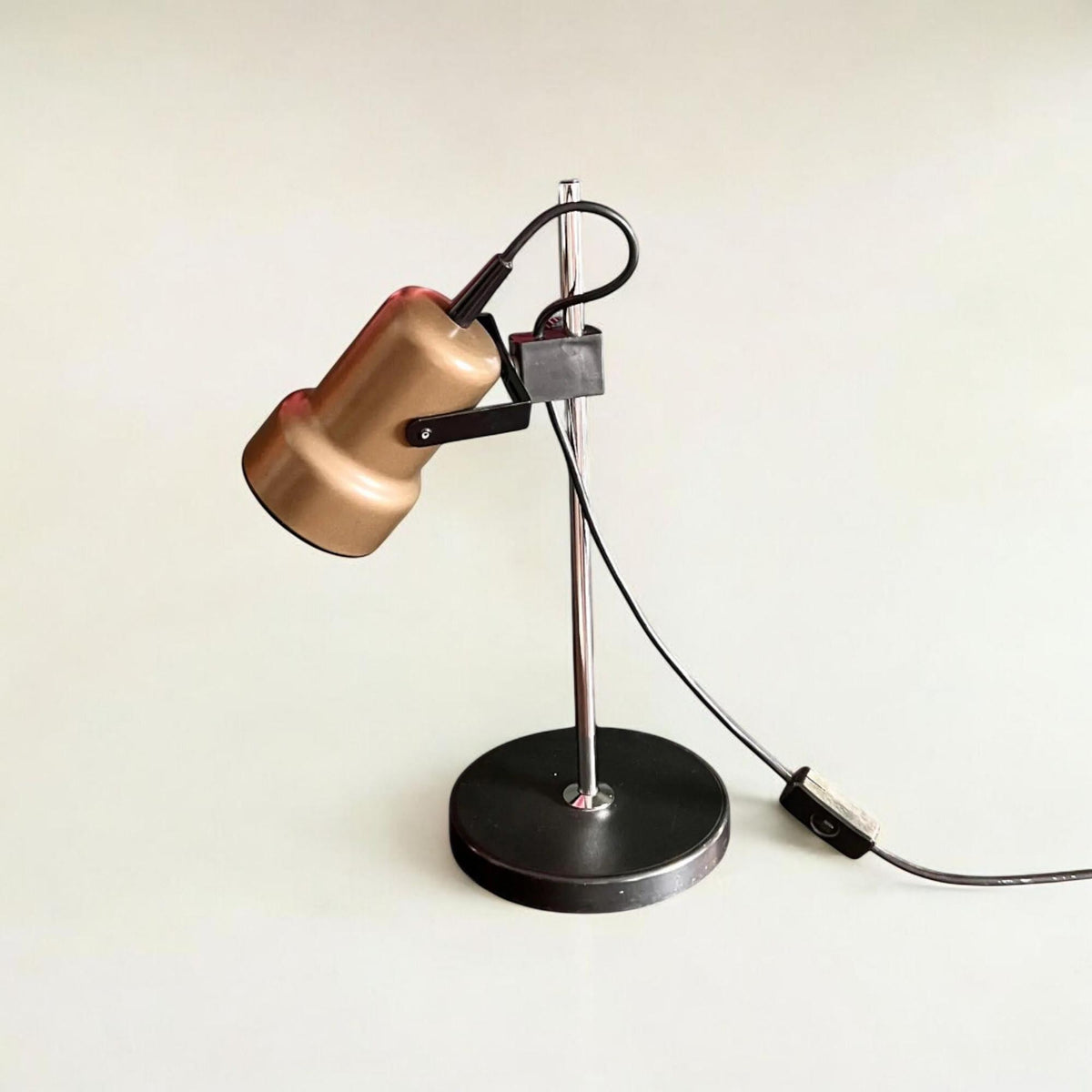 70er Jahre Vintage Schreibtischlampe. 1 Spotscheinwerfer in Bronze im Space Age / Sputnik-Design.