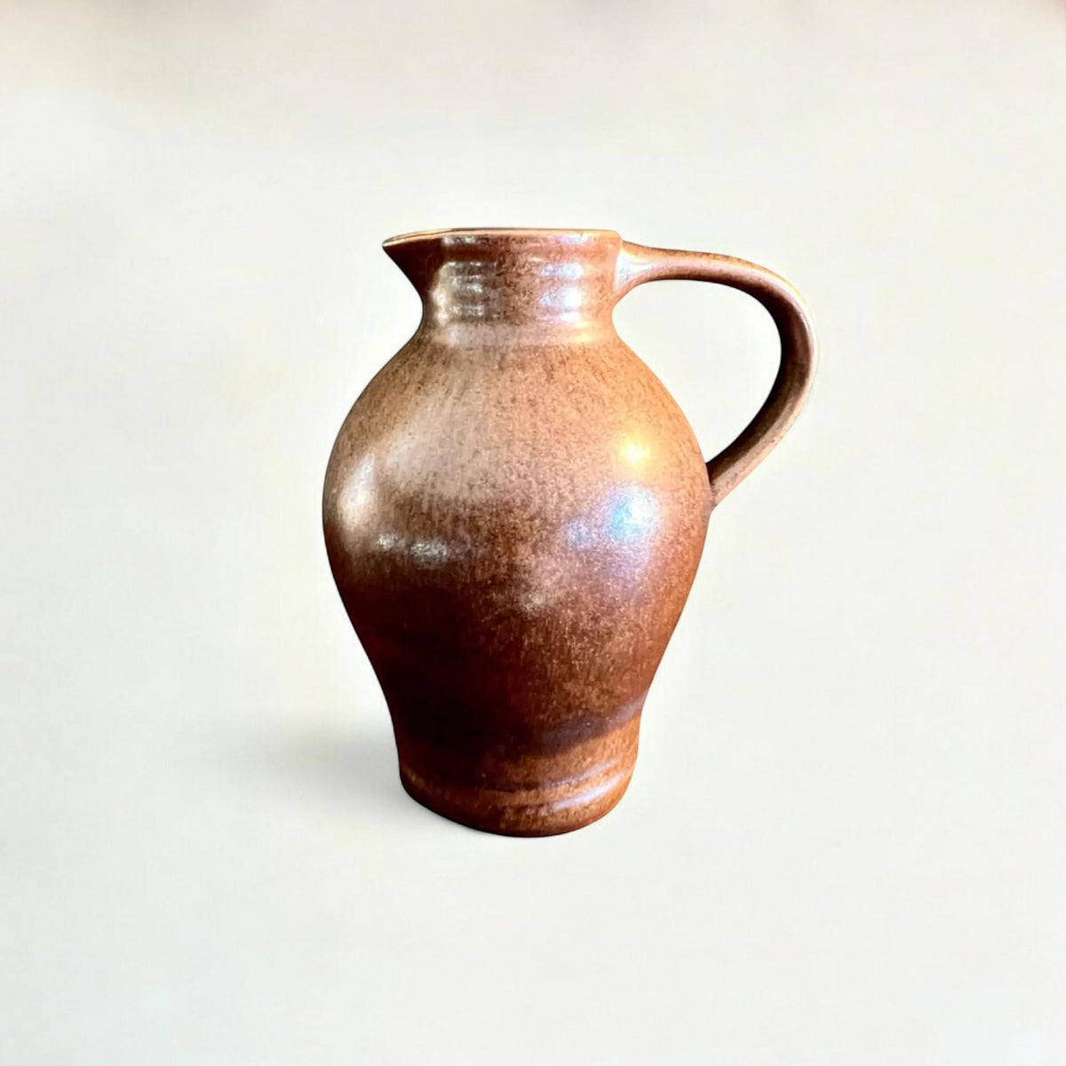 Sgrafo Modern Krug braun 19 cm brutalistischer Steinkrug in sehr gutem Zustand, gestempelt und signiert. Aus den 1960er / 70ern.