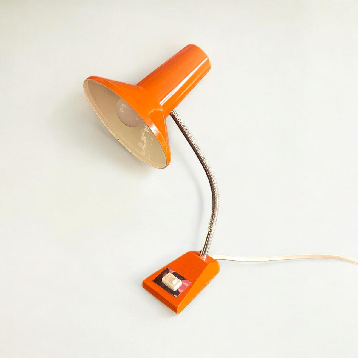 Original Mid Century SIS Tischleuchte, 1960er /70er Jahre, Hexenhutleuchte mit Schwanenhals im knalligen Orange.