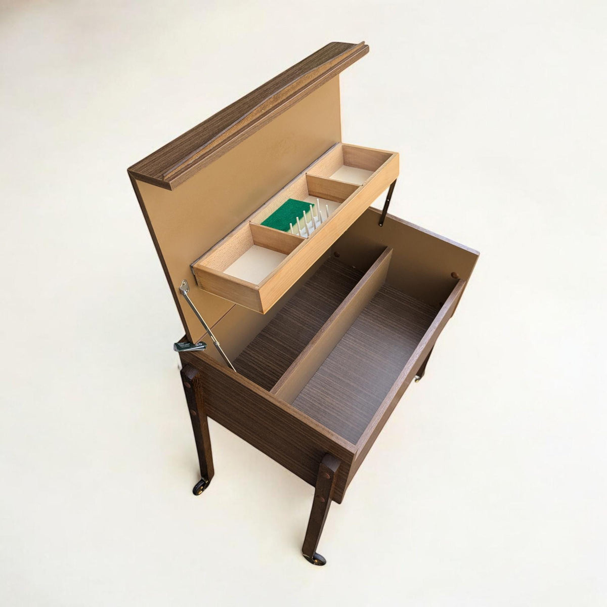 Rarität! Vintage Näh-Rollschrank aus den 70er Jahren – aufklappbare Oberseite, vielseitig nutzbar, Mid-Century Design