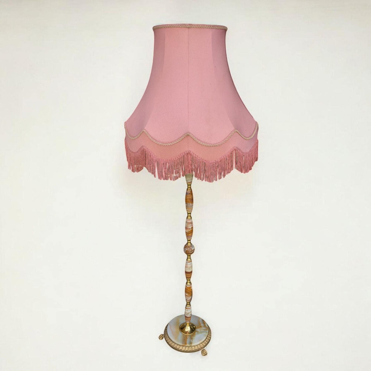 Rarität! Mid-Century Stehlampe mit rosafarbenem Samtschirm & Fransen – Messingfuß mit Marmorverzierung