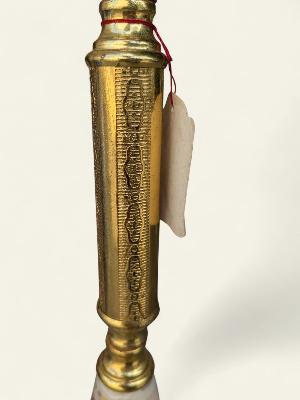 Rarität! Mid-Century Stehlampe mit rosafarbenem Samtschirm & Fransen – Messingfuß mit Marmorverzierung