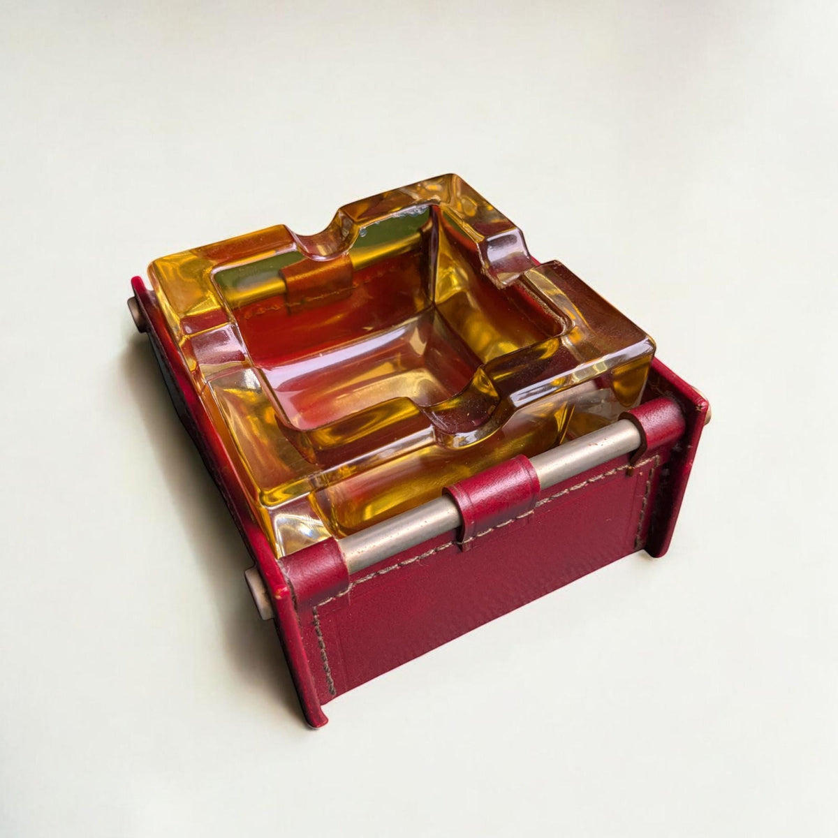 Seltener Mid-Century Aschenbecher aus gelbem Glas mit rotem Leder-Etui | 60er Jahre Vintage