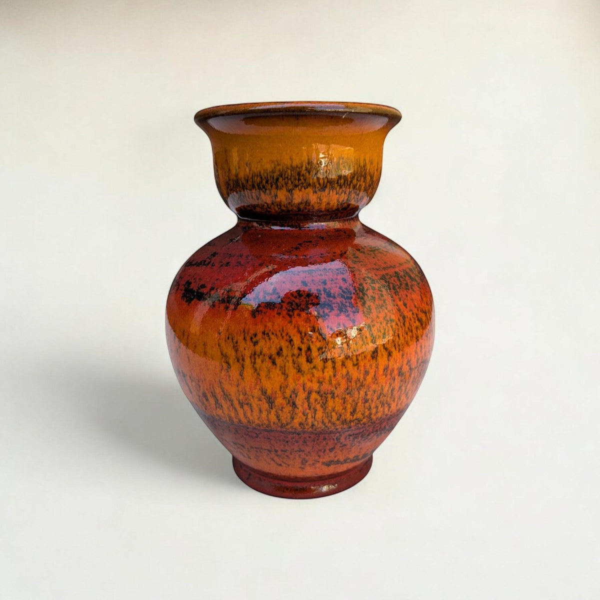 Jasba Keramik N902-10-15 - kleine Mid-Century-Vase, Rot-Orange mit dunklem Muster, Vintage West-Germany Keramik