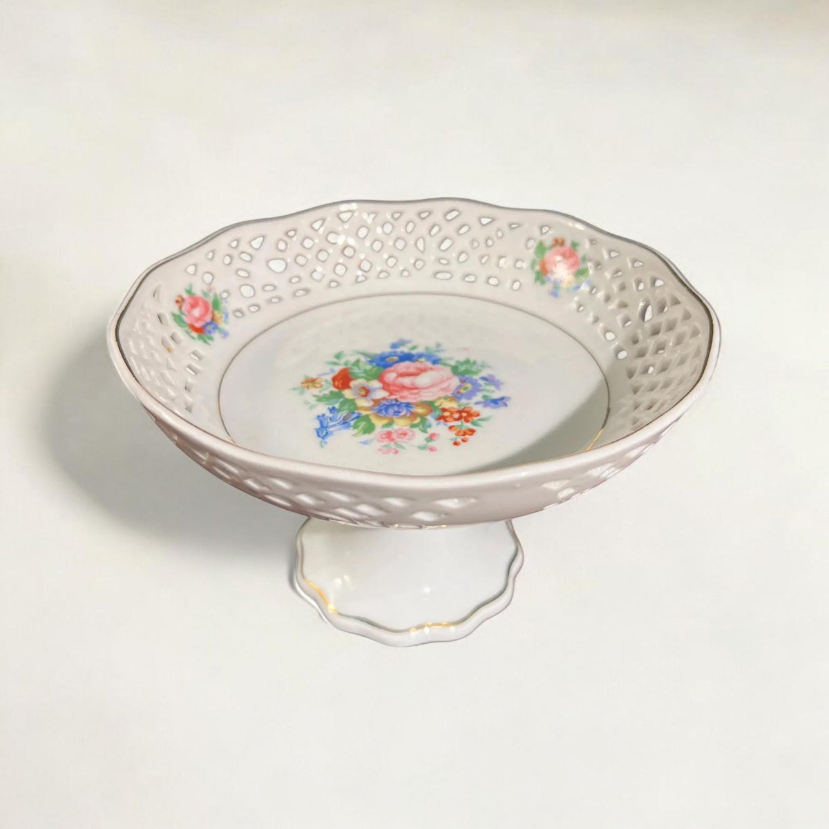 Feine Knochen Porzellan durchbrochene Fußschale mit schönen floralen Motiven aus den 1970ern.