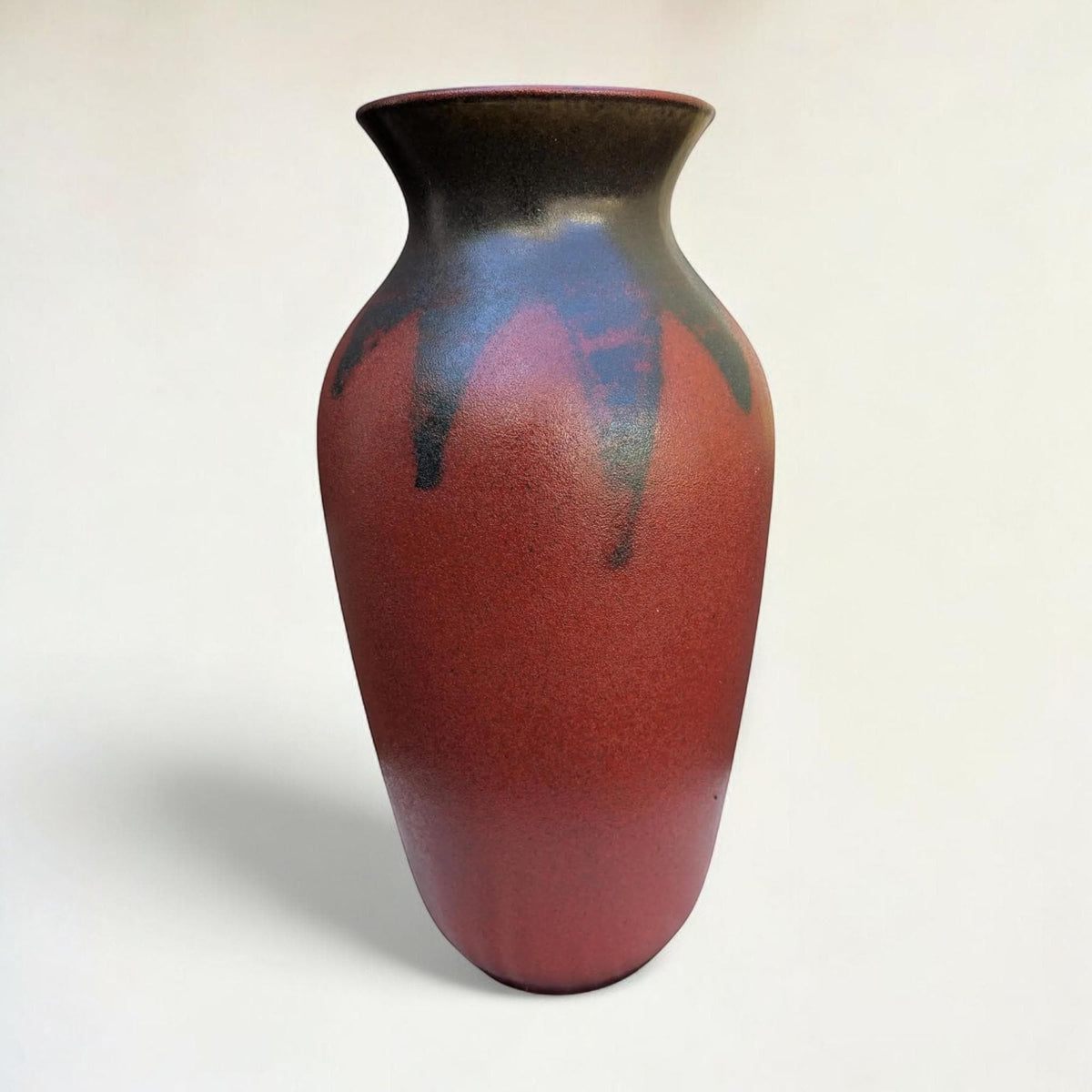 Große Vintage Mid-Century-Vase, Rot & Schwarz, West-Germany Keramik, gebraucht mit Riss Modellnr. 1063/50