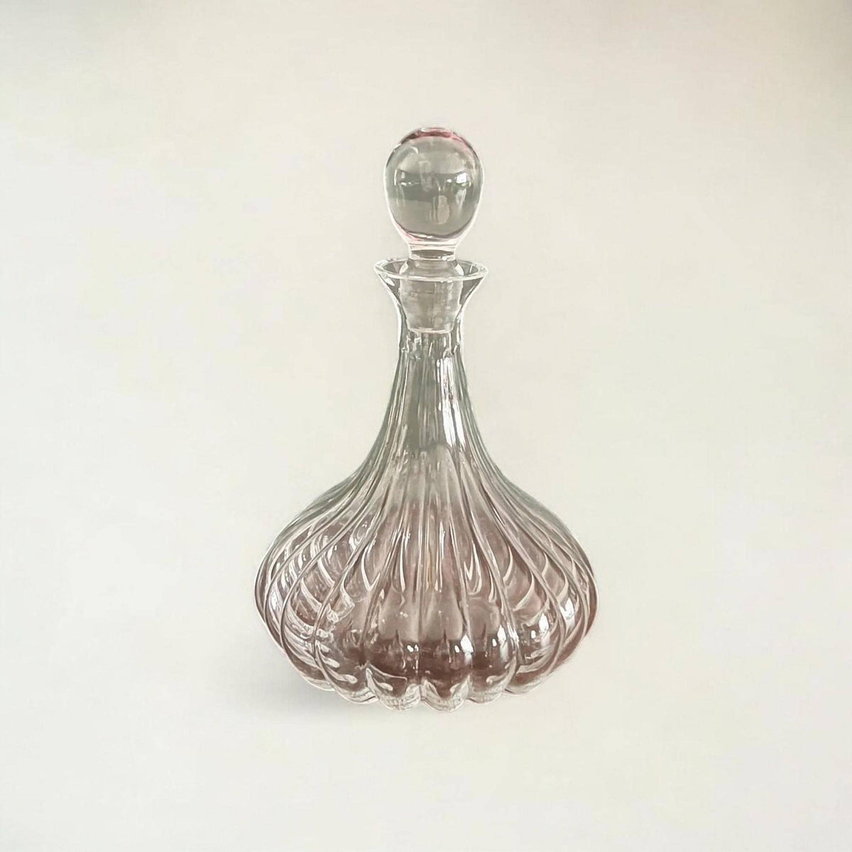 Antike Baluster Karaffe. Jugendstil Karaffe mit massivem Kristallstopfen zwischen 1900 und 1920.