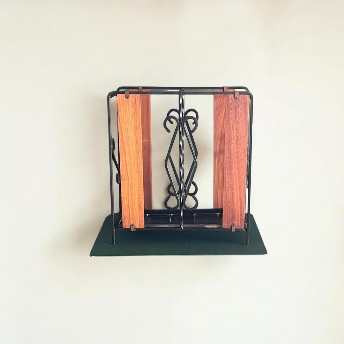 Vintage Mid Century Schirmständer. Gefertigt aus massiven Schmiedeeisen und Teakholz. Rustikaler 1960er Jahre Schirmständer.