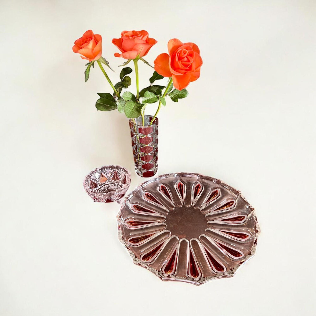 Set Bordeaux-rote Solifleur-Vase von Luminarc, hergestellt 1960 in Frankreich, entworfen von J.G. Durand, mit passender Schale und Platte