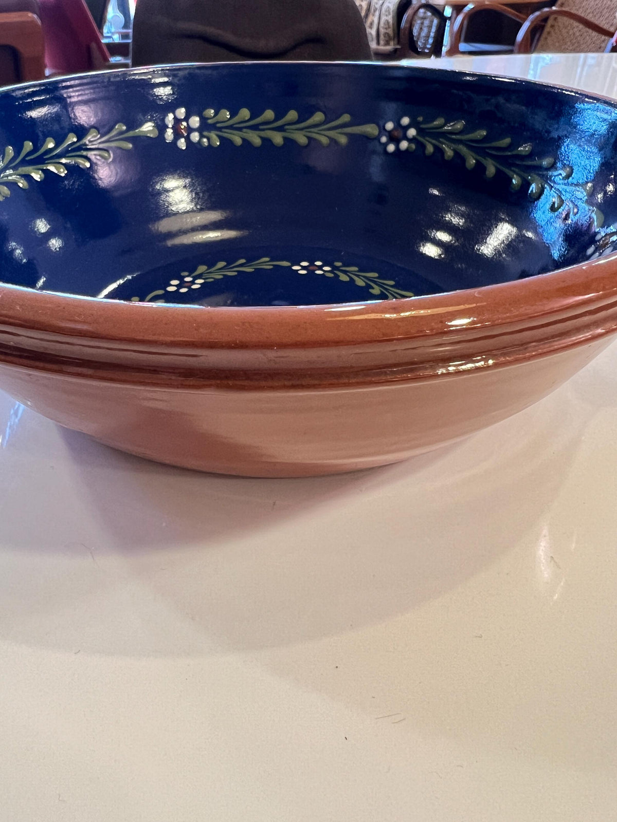 Vintage Puddingschale | Mid-Century Keramik | Terrakotta außen, Blau innen mit Blumenmotiv