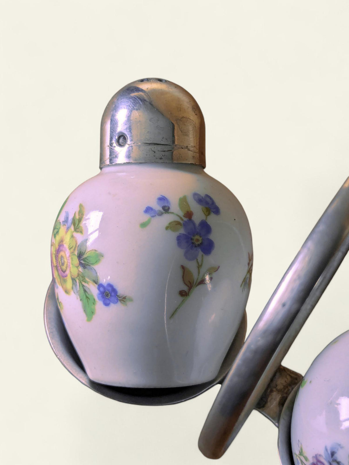 Vintage Salz- & Pfefferstreuer Set | 60er Jahre Keramik und Metall | Blumendekor mit Halterung von Thomas Porzellan