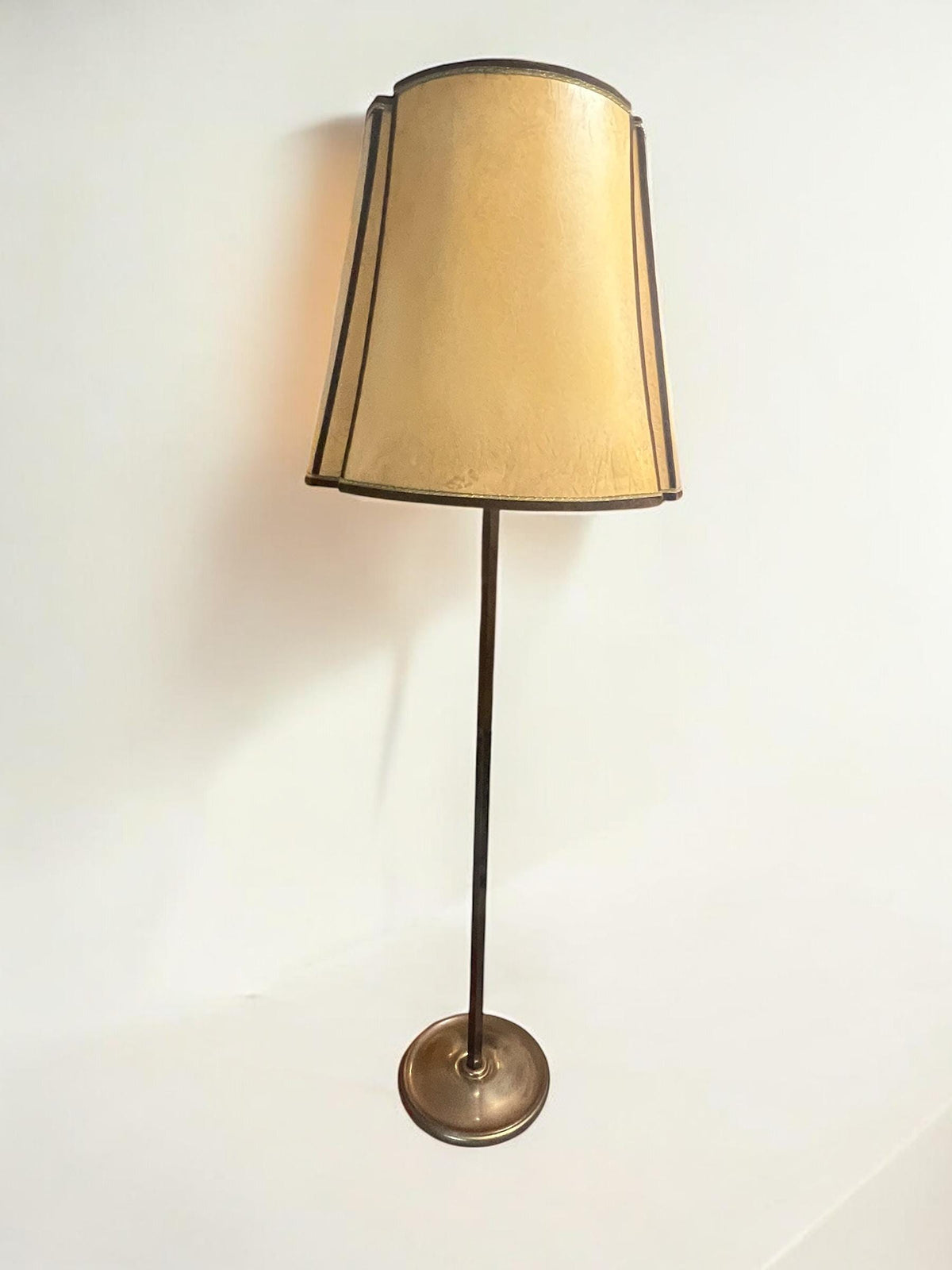 Beeindruckende Art Deco Stehlampe/ Bodenlampe aus patiniertem Messing, höhenverstellbar mit klassisch geformten Textillampenschirm 1930er.