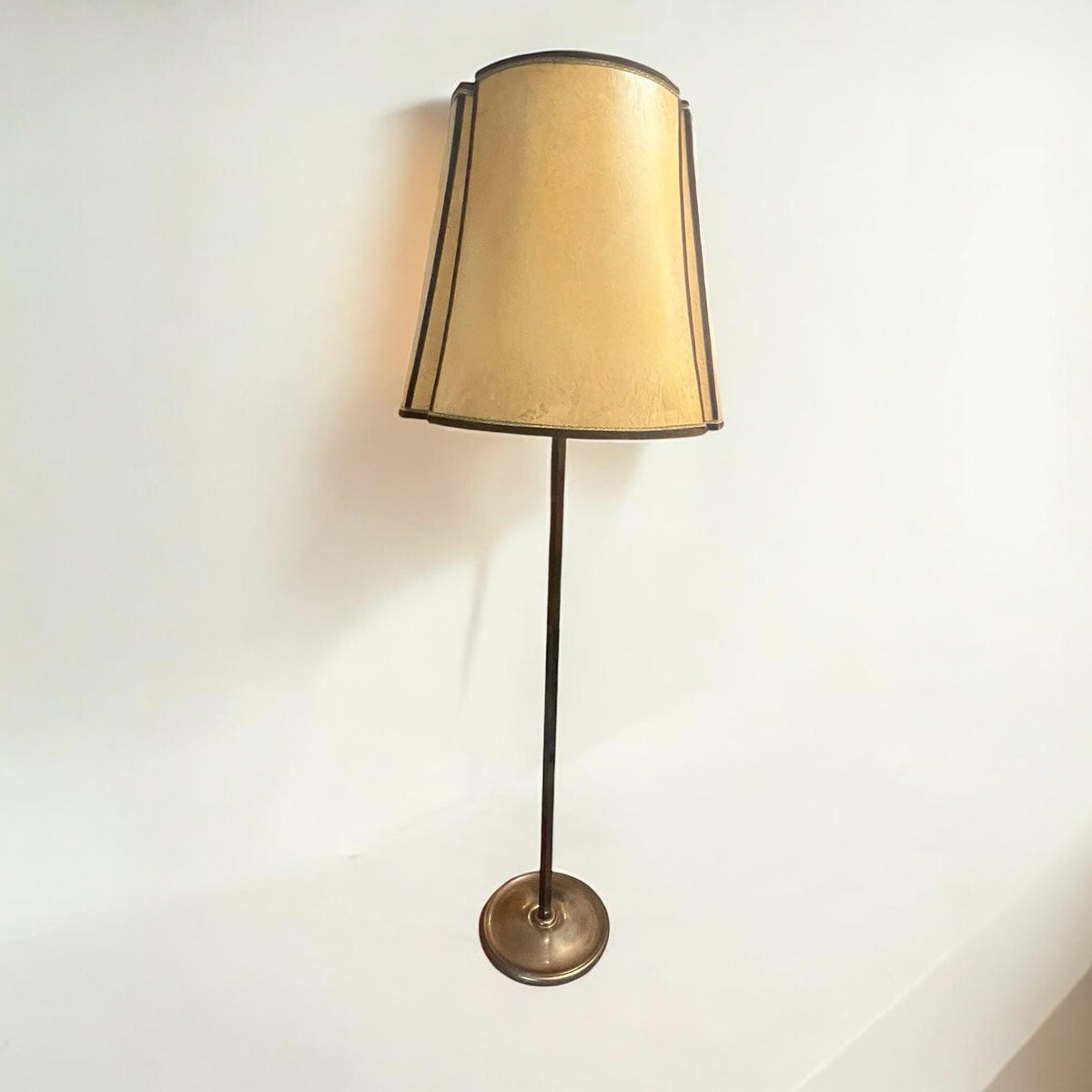 Beeindruckende Art Deco Stehlampe/ Bodenlampe aus patiniertem Messing, höhenverstellbar mit klassisch geformten Textillampenschirm 1930er.