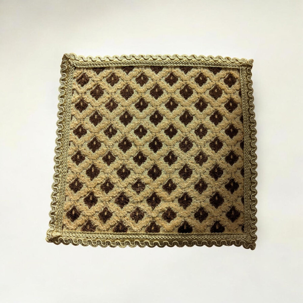 Vintage Platzdeckchen mit Rautenmuster & goldenem Rand – 70er/80er Jahre, 28x28 cm