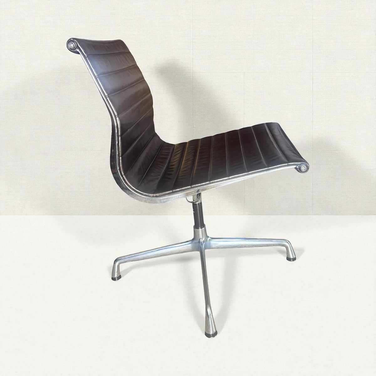 Original Vitra EA 106 Eames Drehstuhl | Dunkelbraunes Leder | Charles & Ray Eames | Vintage 1986 mit Label.