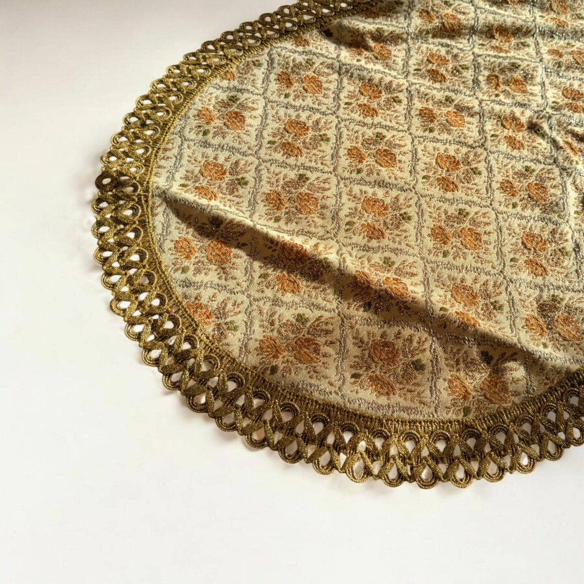 Vintage Tischdecke/Tischläufer mit Blumenmuster & goldfarbener Borte
