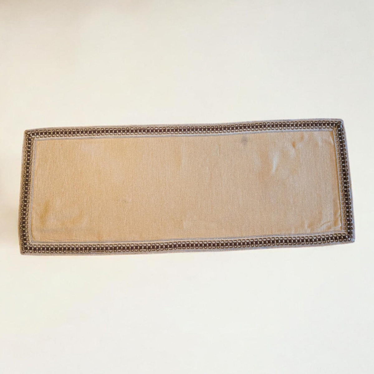 Vintage Tischläufer in Hellbraun mit Goldrand & Grüner Unterseite – 101 × 40 cm